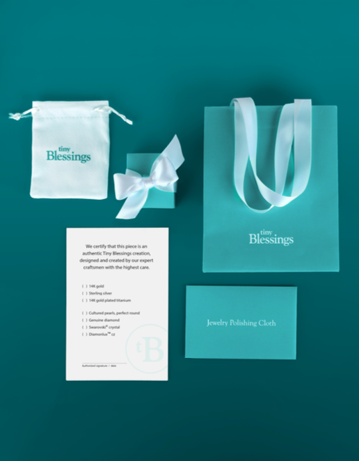 Complimentary gift-wrapping set: pouch, bag, message card and polishing cloth